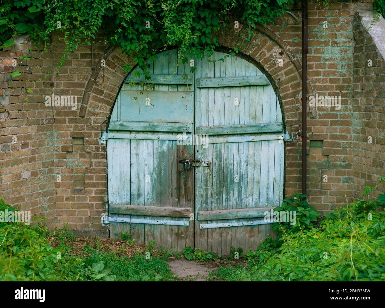 belle porte vintage en bois de différentes couleurs Banque D'Images