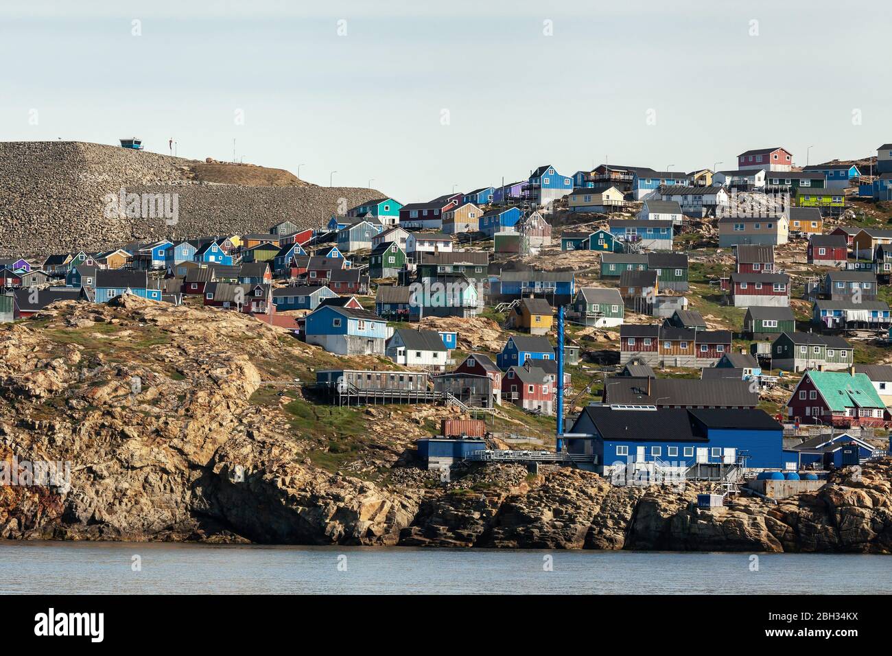 Maisons traditionnelles en bois bleu à Upernavik (Groenland) - été - jour Banque D'Images