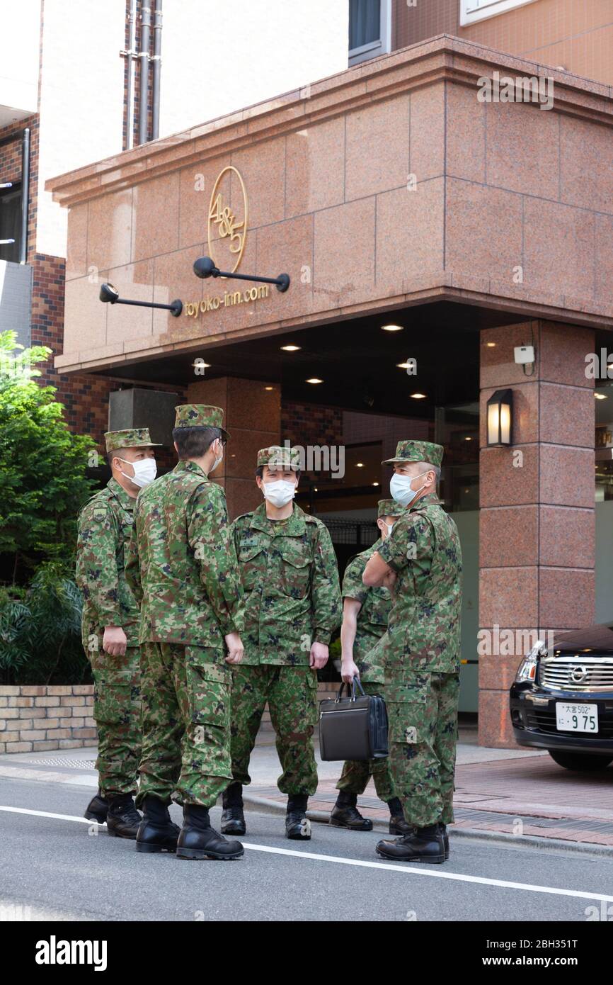 Les responsables de la ville de Tokyo attendent d'entrer dans Toyoko Inn, un hôtel du quartier Chuo près de la gare de Tokyo, Tokyo, Japon, qui abritait des patients coronavirus de Covid-19 avec des symtoms doux afin de libérer des lits d'hôpital, le 10 avril 2020. Crédit photographe Niclas Ericsson. () Banque D'Images