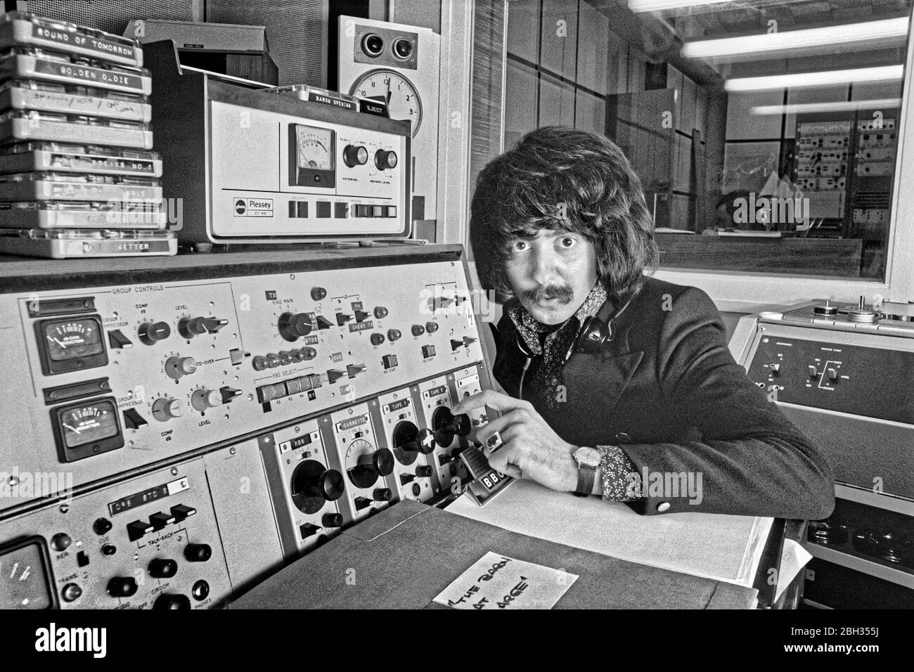 BBC DJ 'The Baron' à radio Manchester dans les premiers jours de la station. Le Baron a également fait un spectacle "le Baron en grand" à la radio 1 samedi midi. Banque D'Images
