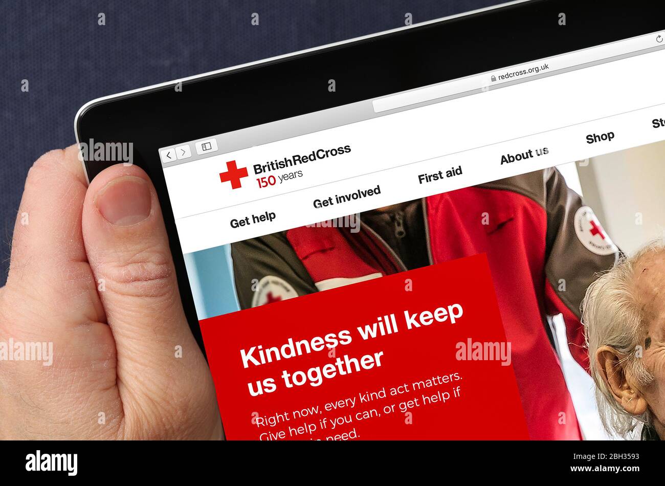Site Web de la Croix-Rouge britannique affiché sur un iPad (usage éditorial uniquement) Banque D'Images