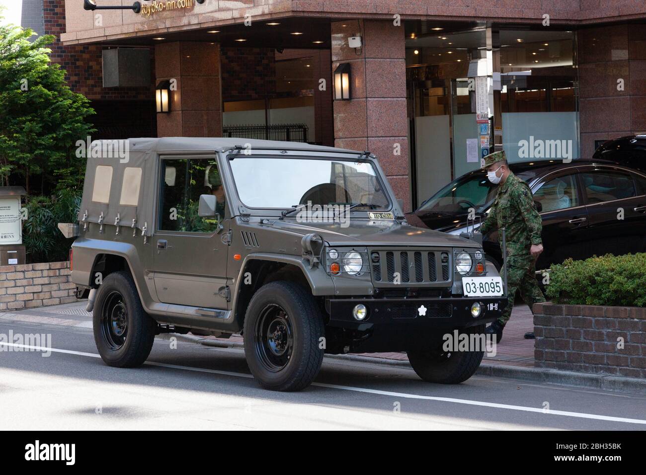 Les responsables de la ville de Tokyo attendent d'entrer dans Toyoko Inn, un hôtel du quartier Chuo près de la gare de Tokyo, Tokyo, Japon, qui abritait des patients coronavirus de Covid-19 avec des symtoms doux afin de libérer des lits d'hôpital, le 10 avril 2020. Crédit photographe Niclas Ericsson. () Banque D'Images