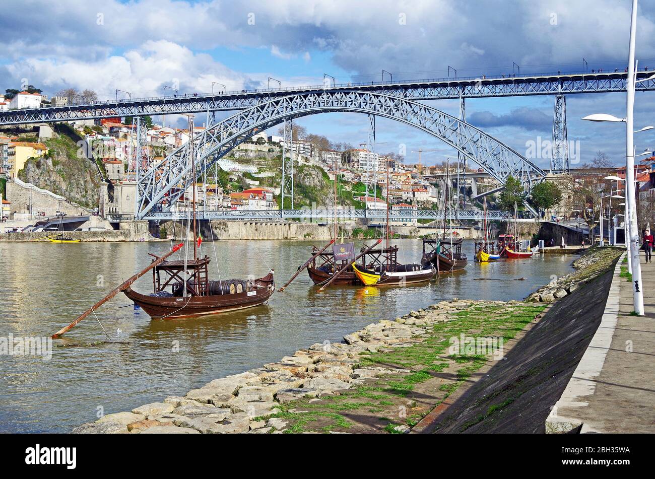 L'arche de métal à double pont historique Ponte Luis I enjambant la vallée de granit du fleuve Douro à Porto, Portugal, avec des cargos historiques Banque D'Images