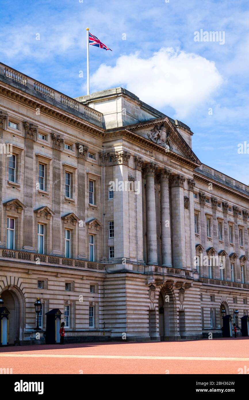 Gardes à pied Buckingham Palace Londres Angleterre Royaume-Uni Capital River Thames Royaume-Uni Europe eu Banque D'Images