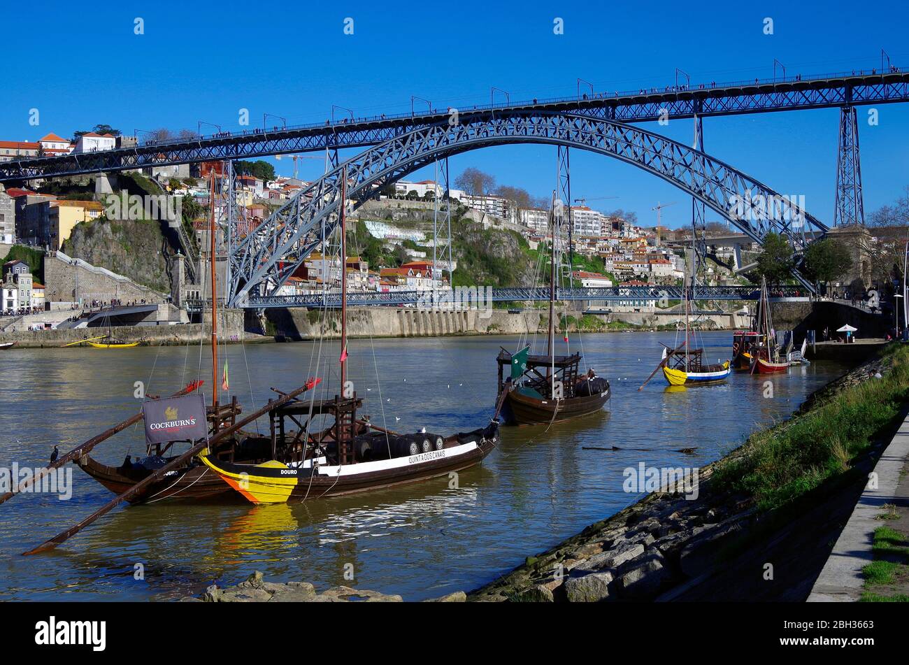 La double passerelle en métal Ponte Luis I enjambant la vallée de granit de la rivière Douro à Porto, Portugal, du côté de la Villa Nova de Gaia Banque D'Images