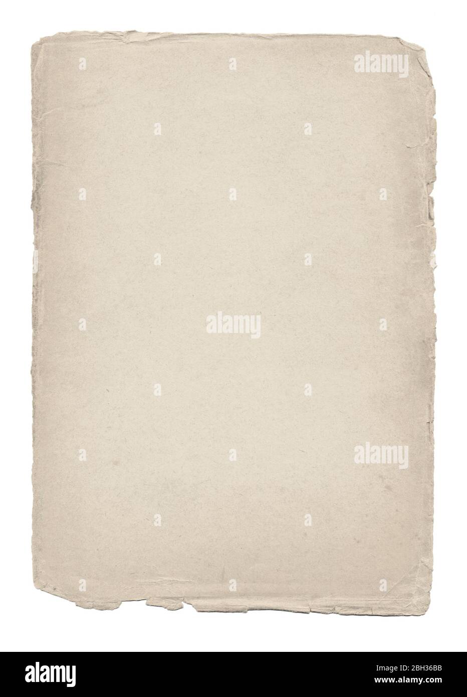 Feuille blanche vierge d'ancien papier qui peut être utilisée pour l'écriture dessus. Cette feuille est rugueuse texturée comme du papier buvard et a des bords déchirés. Banque D'Images Feuille blanche vierge d'ancien papier qui peut être utilisée pour l'écriture dessus. Cette feuille est rugueuse texturée comme du papier buvard et a des bords déchirés. Banque D'Images