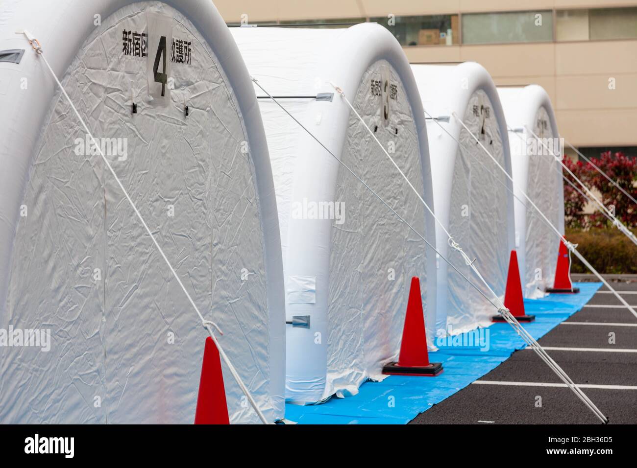 Tentes médicales sur un parking derrière le Centre national de santé et de médecine mondiales à Tokyo, Japon, 21 avril 2020. Les visiteurs atteints de fièvre peuvent passer un test PCR, qui peut détecter les infections du coronavirus COVID-19. Crédit photographe Niclas Ericsson. () Banque D'Images