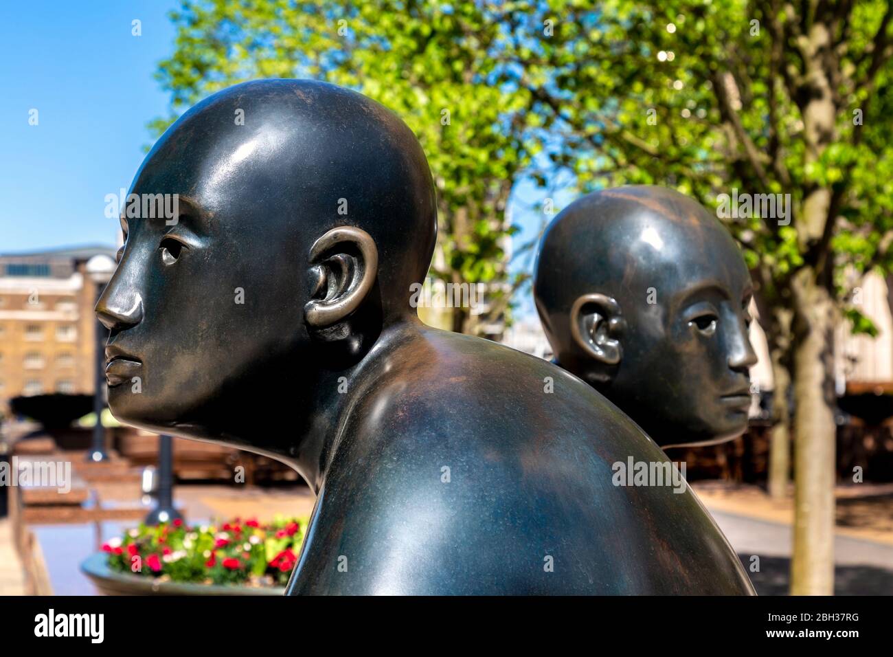 Sculpture de Giles Penny, Canary Wharf, Londres, Royaume-Uni, « Two Men on a Bench » (1995) Banque D'Images