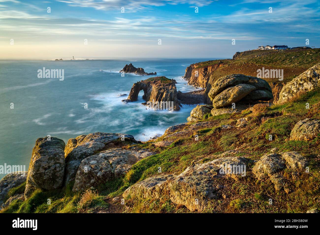 Land's End ; vue sur le phare de Longships ; Cornwall ; Royaume-Uni Banque D'Images