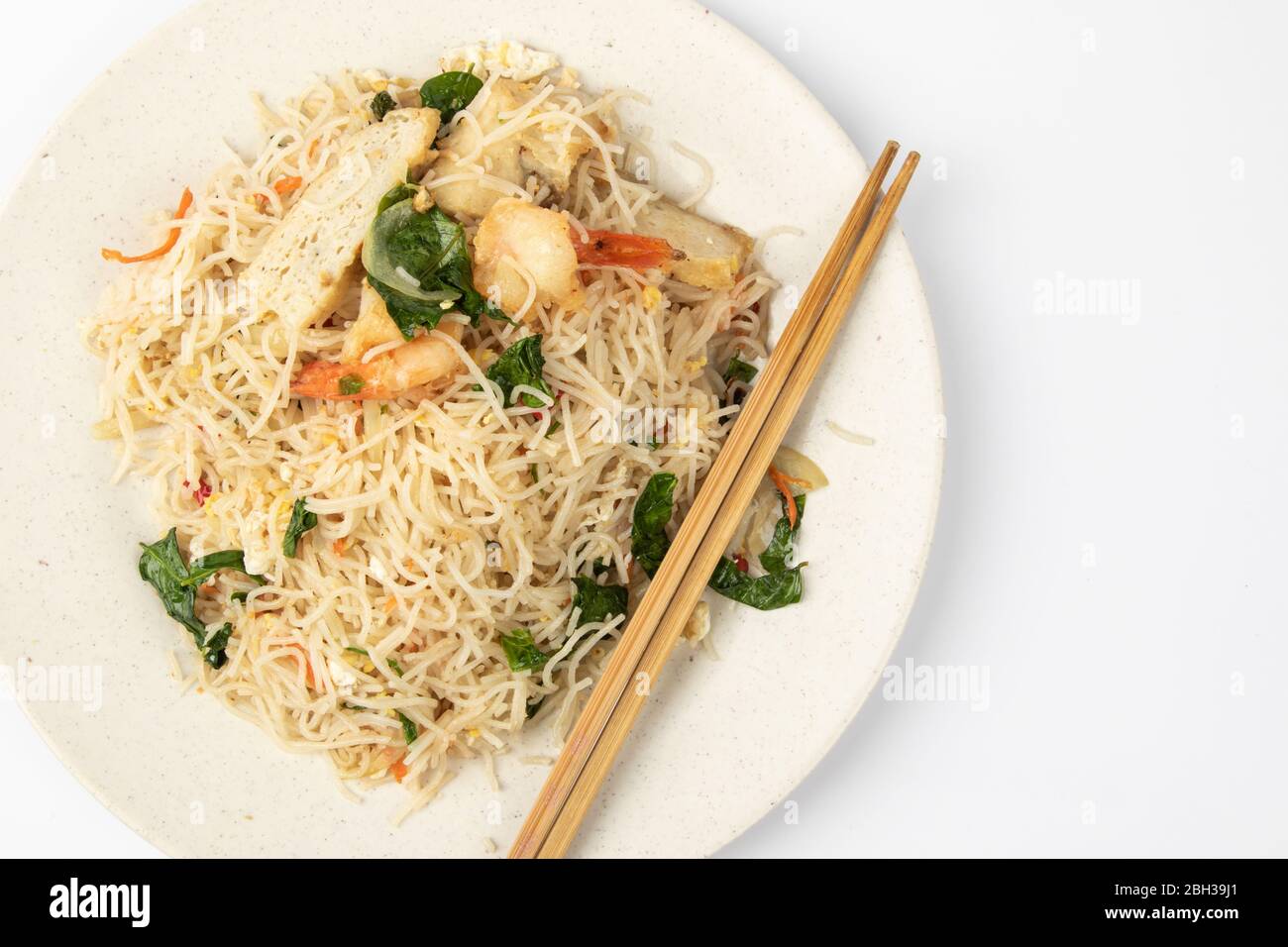 Sauce de poisson maison sur fond blanc, hoon d'abeilles frit avec peu de crevettes fraîches et de légumes. Banque D'Images