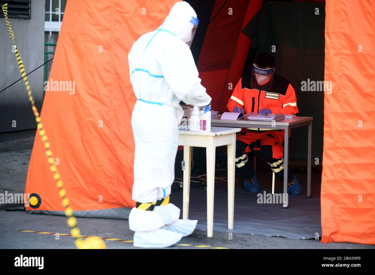 Varsovie, Pologne, 23 avril 2020: Varsovie durant l'épidémie COVID-19, point de test du coronavirus devant l'hôpital Banque D'Images