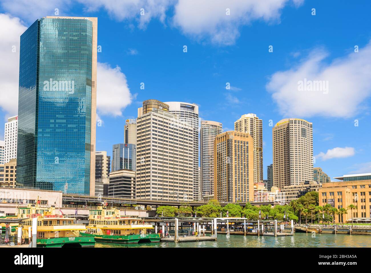 Sydney, Australie - vue sur le quartier des affaires de Sydney lors d'une journée d'été ensoleillée avec un ciel bleu partiellement nuageux à travers Port Jackson. Banque D'Images