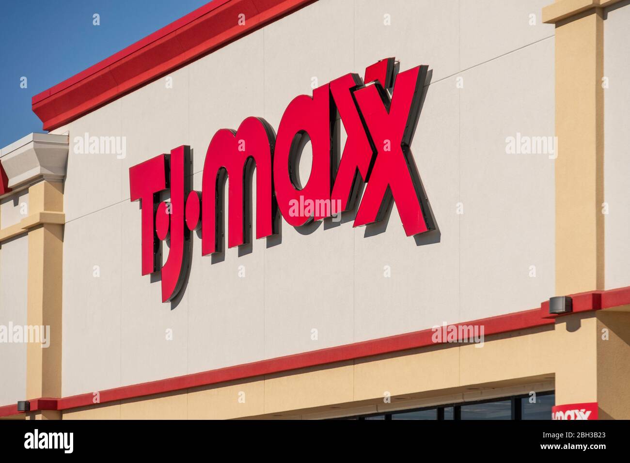Le panneau et le logo TJ Maxx sur le devant du grand magasin TJ Maxx aux États-Unis. Banque D'Images