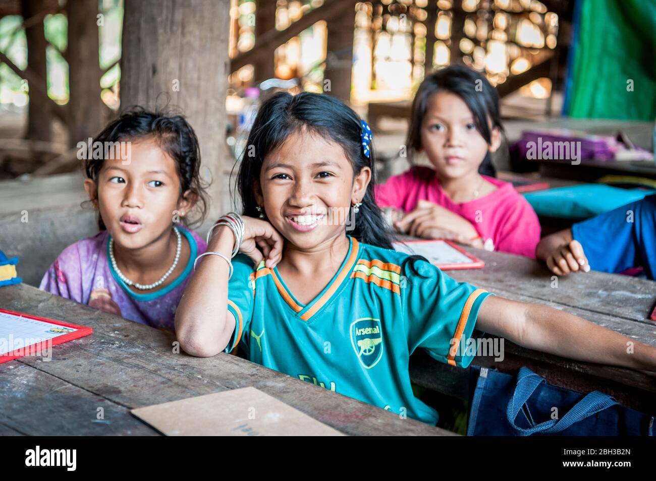 Les enfants de l'école cambodgienne sourient pour la caméra dans une école du village de Kampong Phluk (flottant), dans la province de Siem Reap, au Cambodge. Banque D'Images