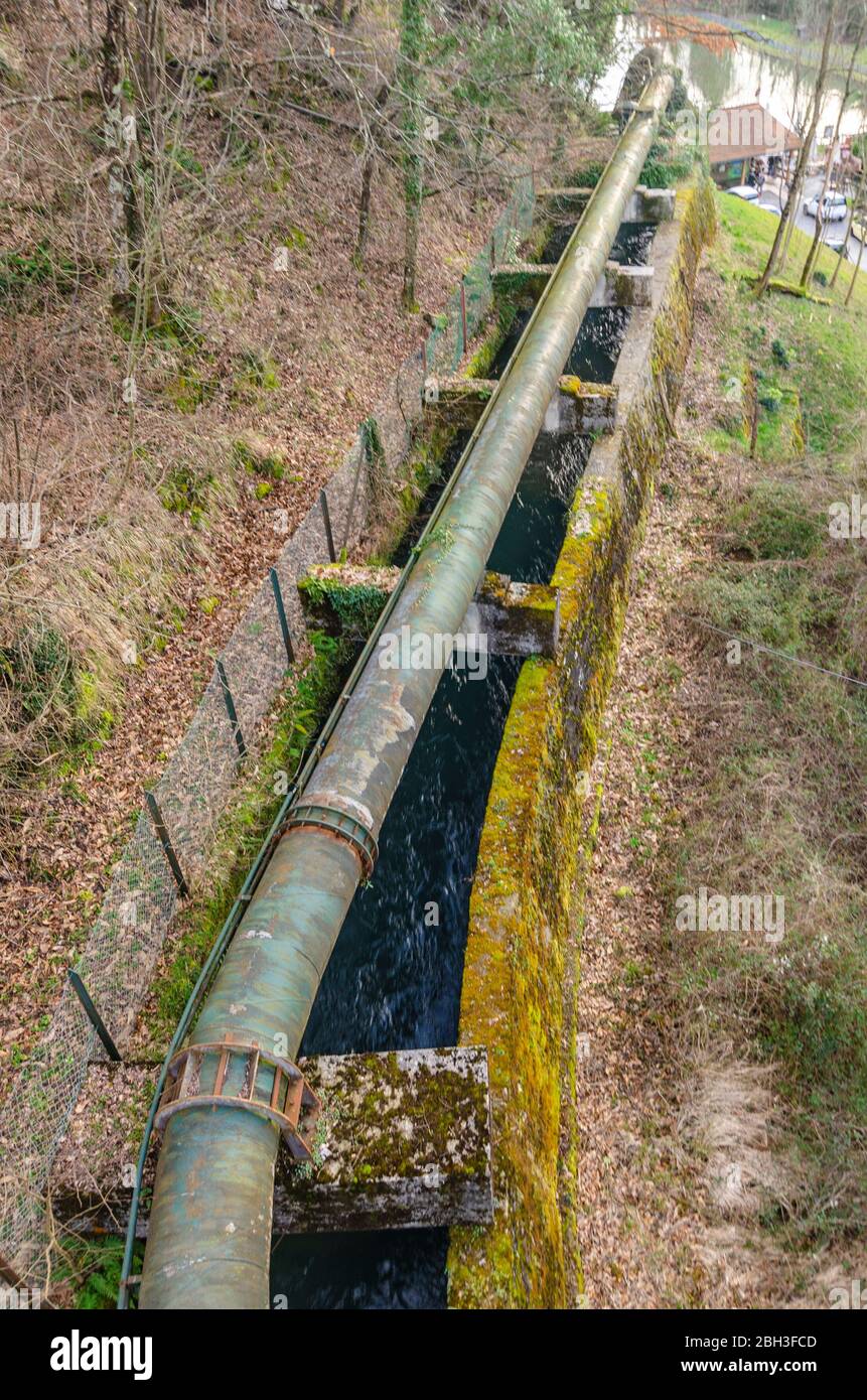 Tuyauterie du système de traitement du débit d'eau Banque D'Images