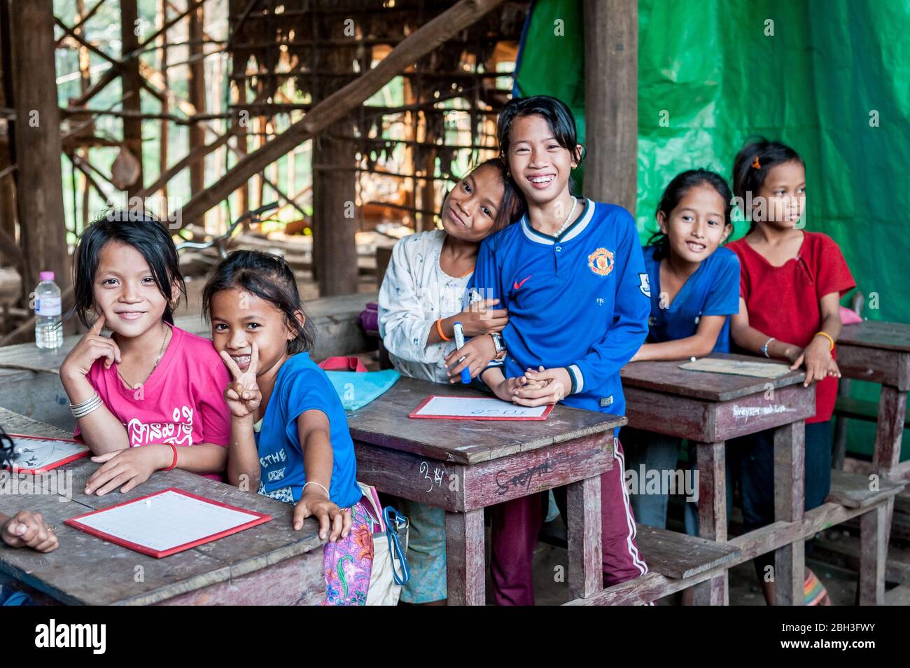 Les enfants de l'école cambodgienne sourient pour la caméra dans une école du village de Kampong Phluk (flottant), dans la province de Siem Reap, au Cambodge. Banque D'Images