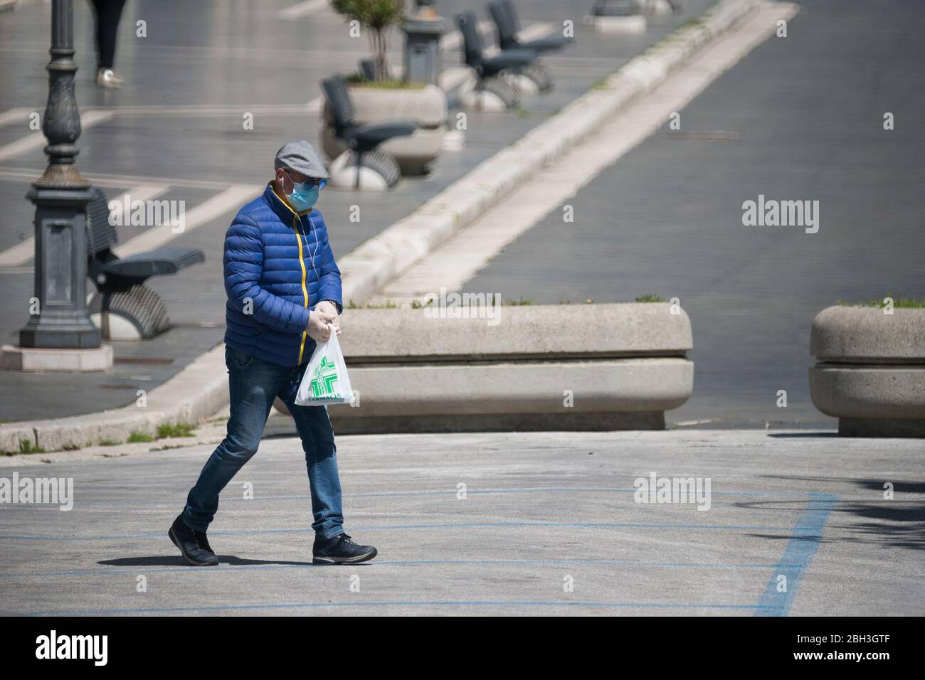Campobasso, région de Molise, Italie : un jeune homme marche dans la rue après avoir acheté des médicaments dans une pharmacie dans les jours d'urgence du coronavirus en Italie. Banque D'Images