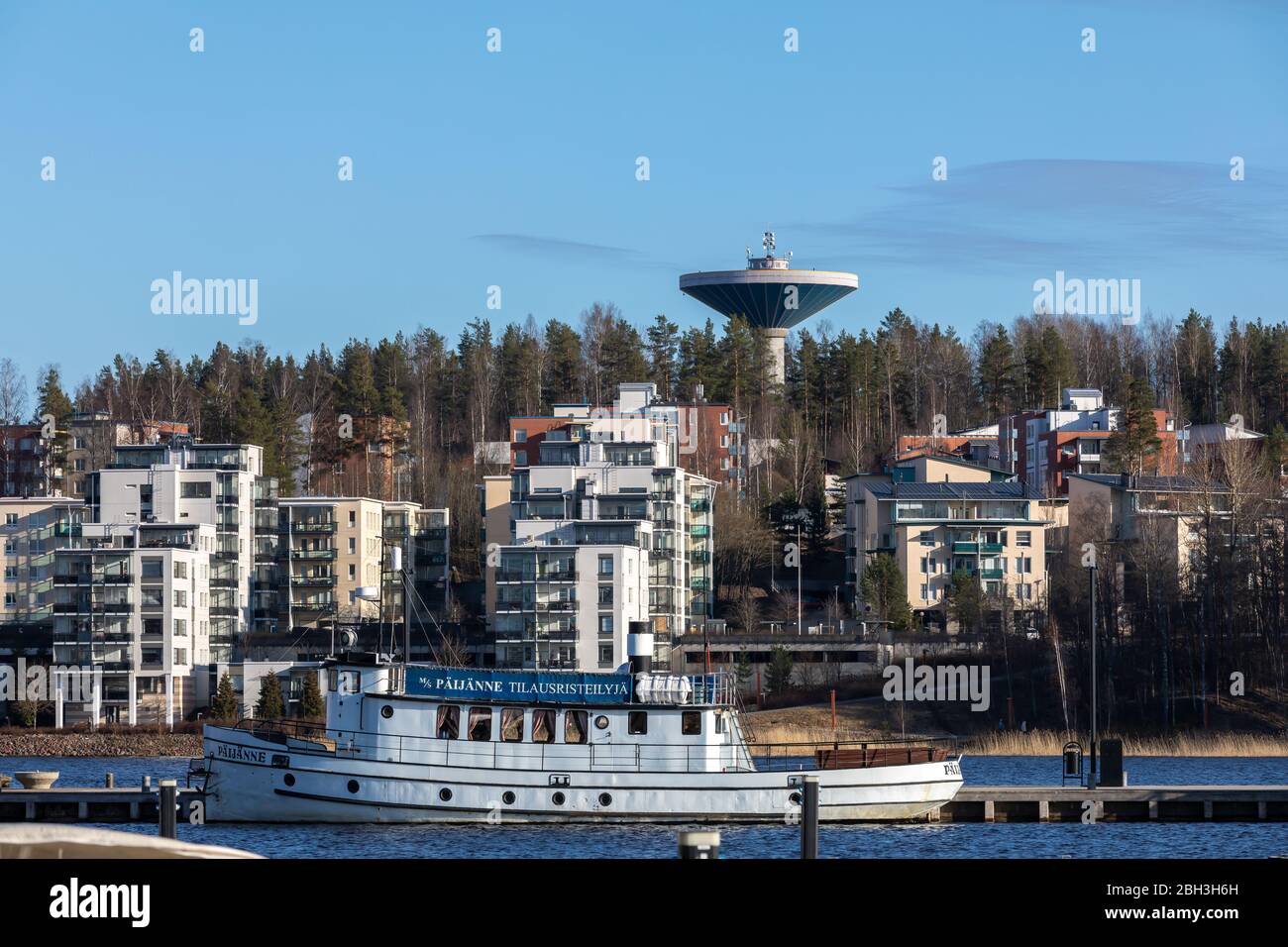 La ville de Jyväskylä est construite autour d'un petit lac. Les appartements avec vue sur le lac Jyväsjärvi sont très demandés. Banque D'Images