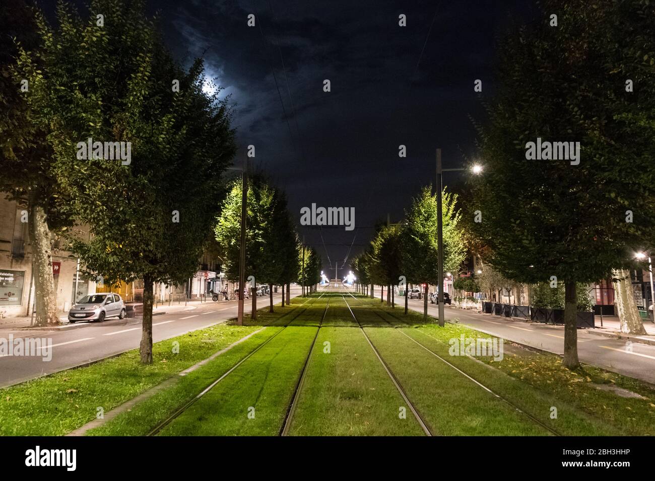 Bordeaux, France - 23 septembre 2018 : les chemins de tramway électriques des transports publics traversent des rues bordées d'arbres dans la ville de Bordeaux, assez vides Banque D'Images