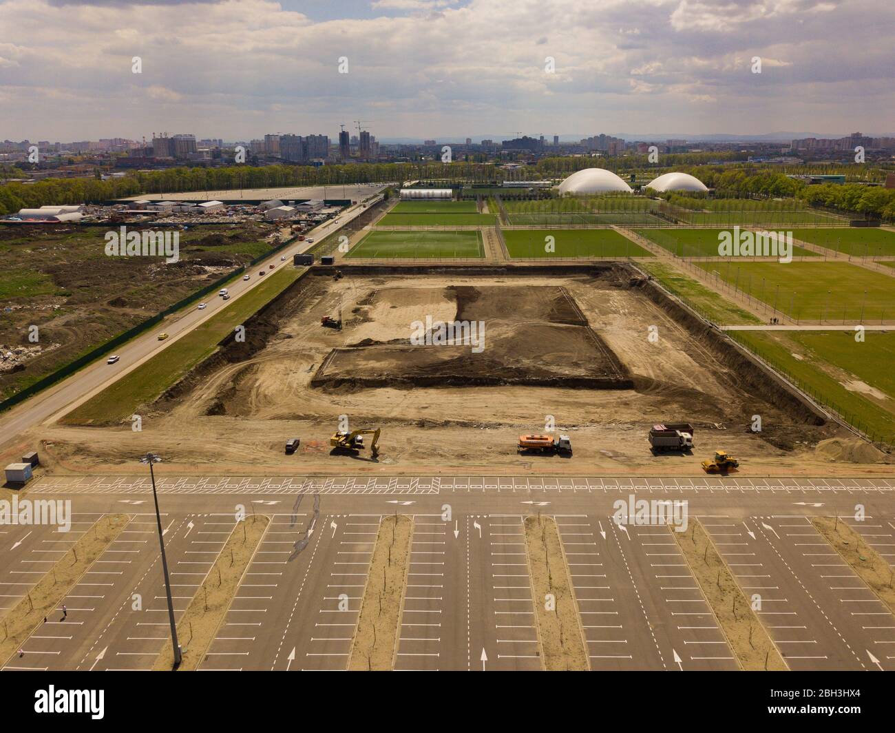 La fosse de fondation pour le bâtiment dans la cour d'un bâtiment de grande taille en construction. Banque D'Images