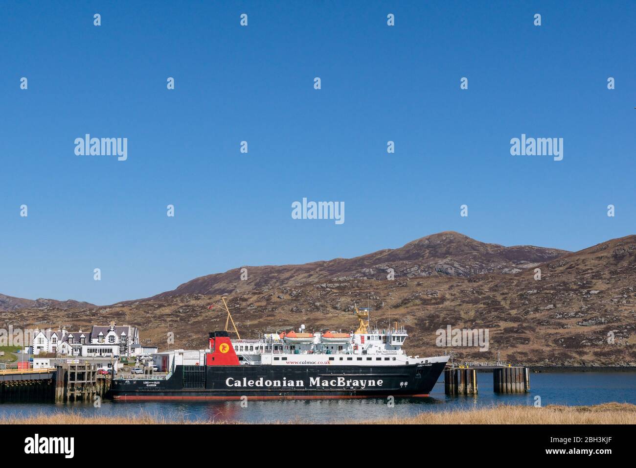 Caledonian MacBrayne, le seigneur de ferry calmac Lifeline des îles amarré à Lochboisdale, île d'Uist du Sud, Hébrides extérieures, Iles occidentales, Ecosse, Royaume-Uni Banque D'Images