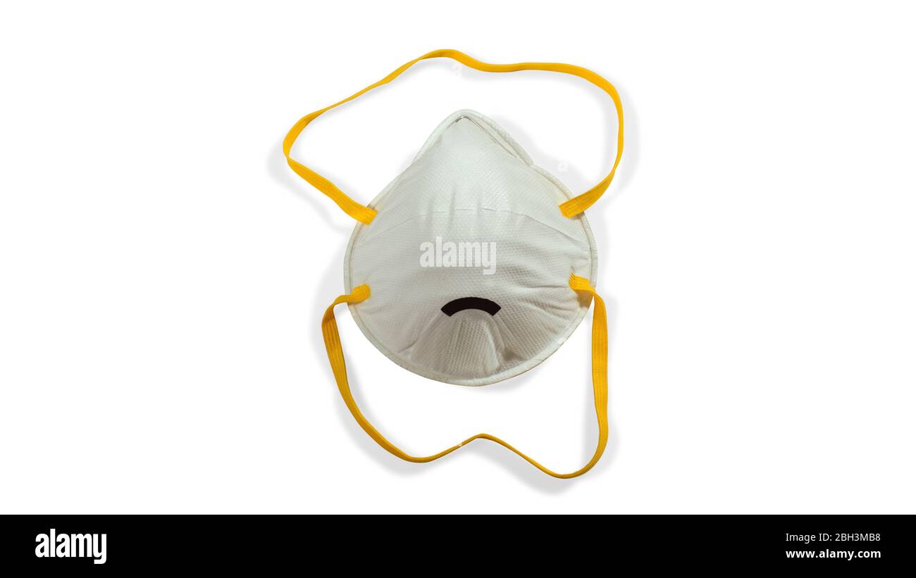 Masque blanc avec facteur de filtre N 95 pour protéger contre le coronavirus sur fond blanc Banque D'Images