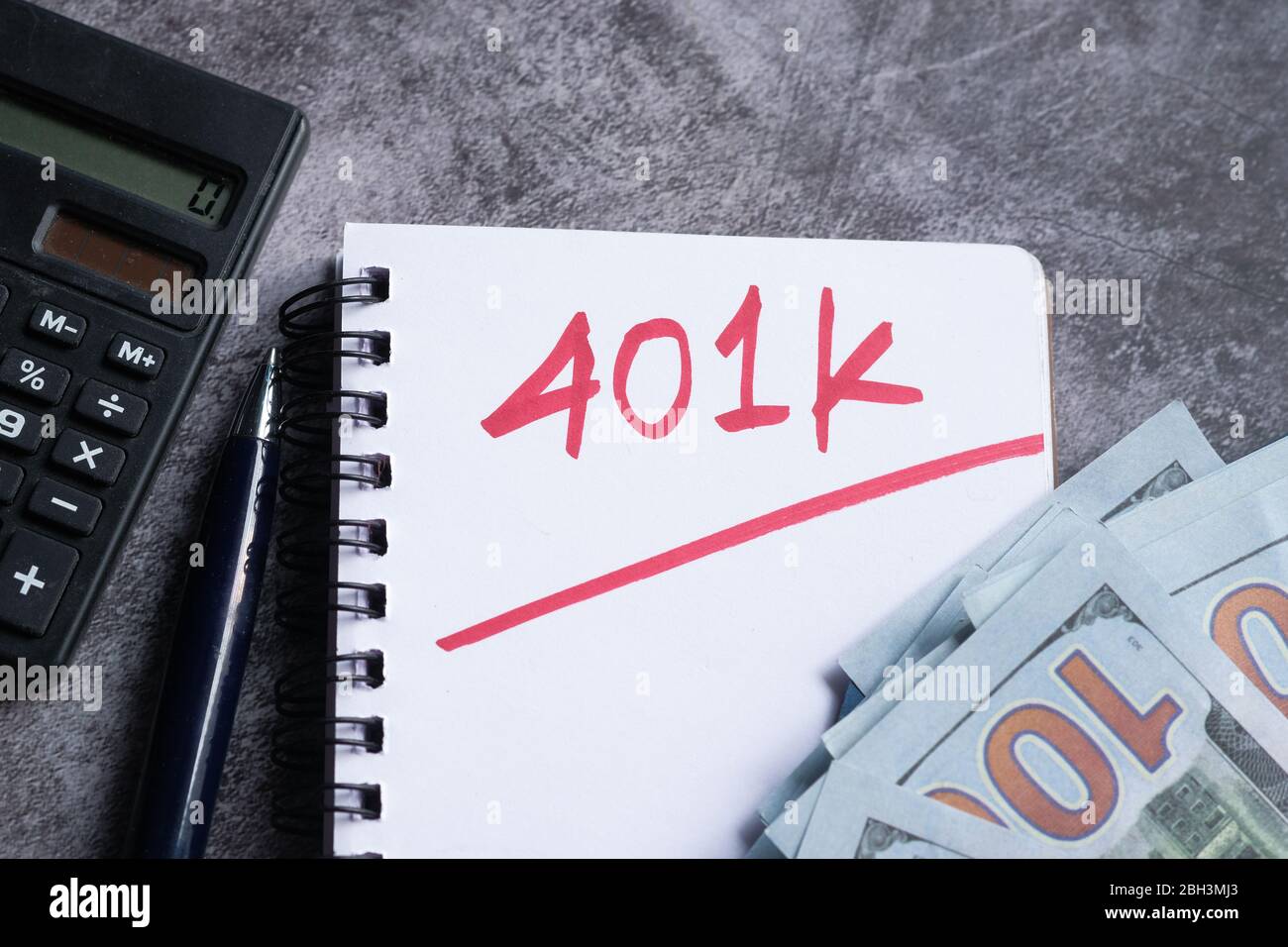 401 000 mots sur le bloc-notes avec calculatrice et pièces. Banque D'Images