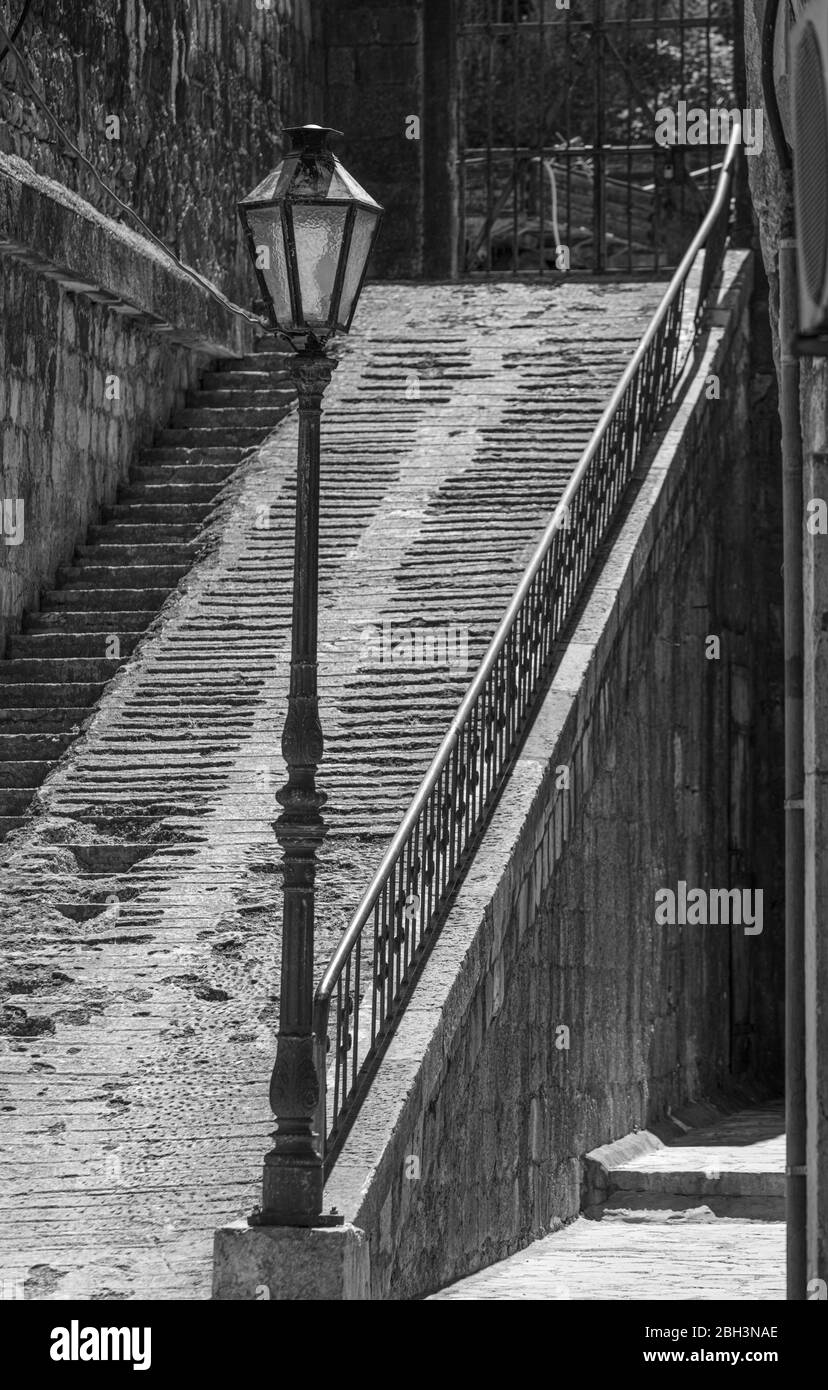 Image noire et blanche de l'ancienne lanterne en fer forgé éclairage de rue, vieille ville de Kotor, site du patrimoine mondial de l'UNESCO Monténégro, Europe Banque D'Images