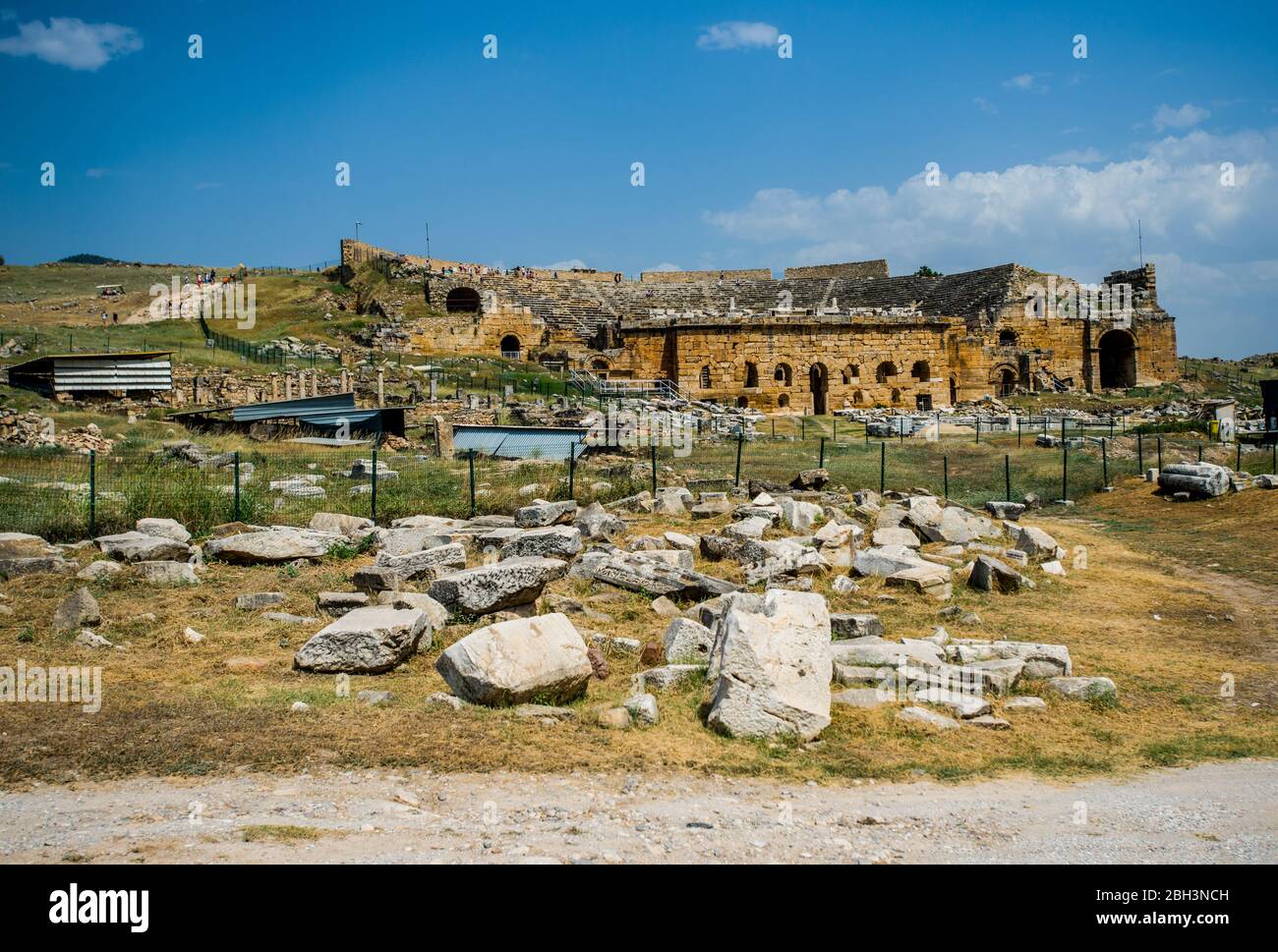 hiérapolis, l'ancien théâtre et le monde entier du monde antique, des pierres et du ciel Banque D'Images