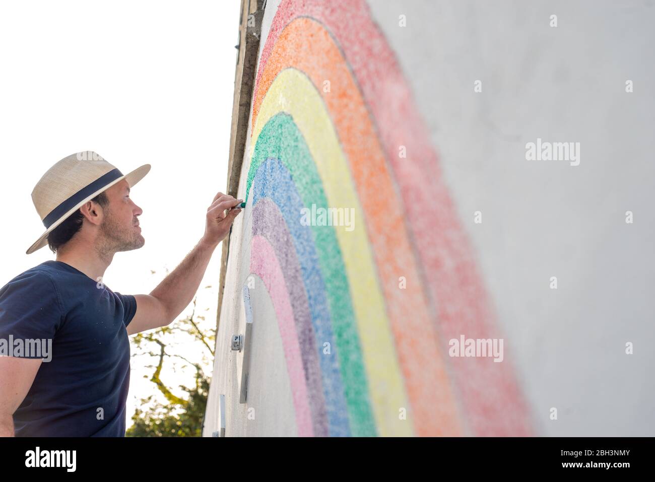 Camberwell, Londres, Royaume-Uni. 23 avril 2020. Louis Young dessine une murale d'un arc-en-ciel sur le mur de sa maison pour vous remercier du NHS pour avoir pris soin de son père. Son père est sorti de l'hôpital aujourd'hui après des semaines d'une maladie pulminaire mais non covid-19. Crédit: Tom Leighton/Alay Live News Banque D'Images