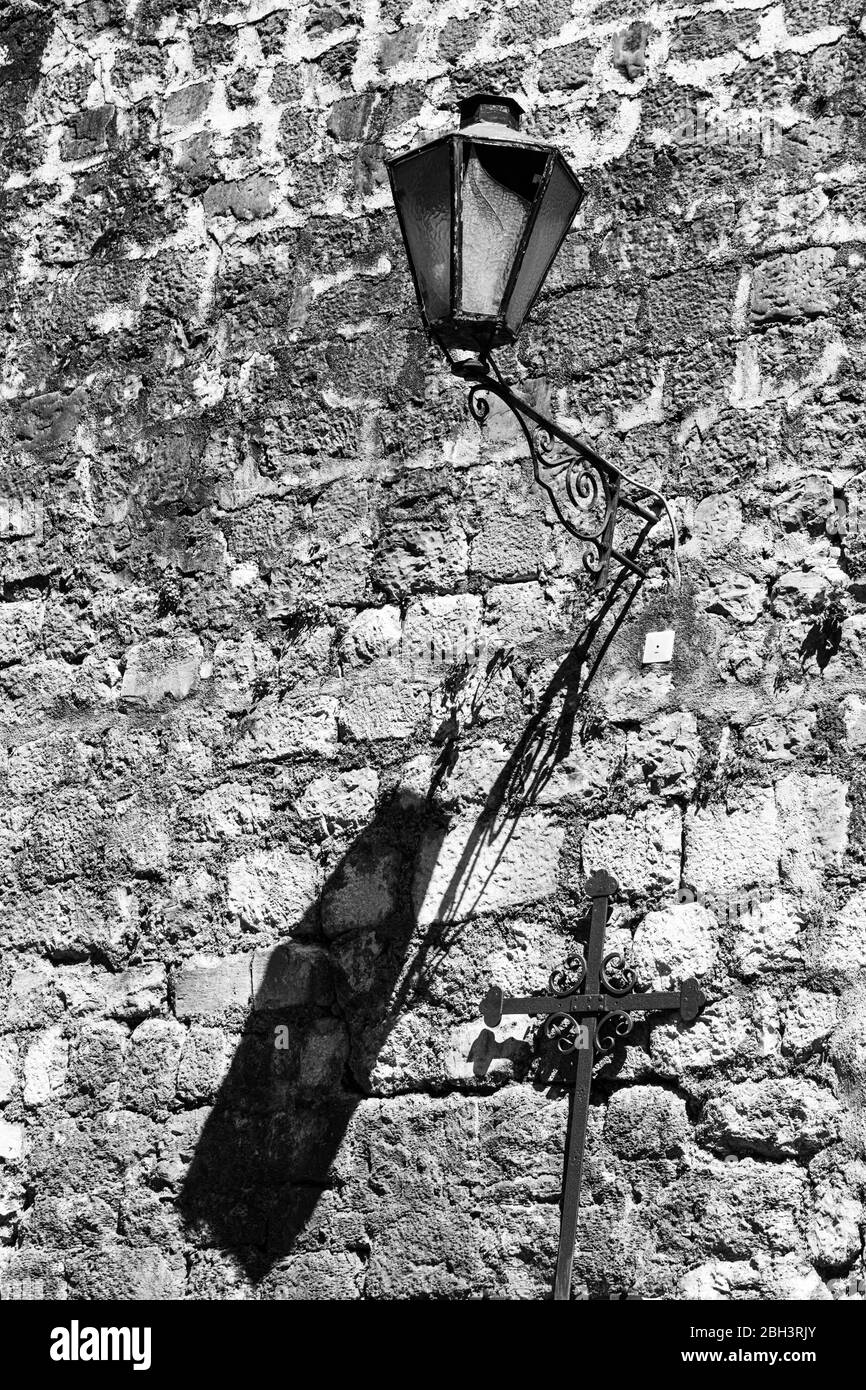 Image noire et blanche de l'ancienne lanterne en fer forgé éclairage de rue, vieille ville de Kotor, site du patrimoine mondial de l'UNESCO Monténégro, Europe Banque D'Images