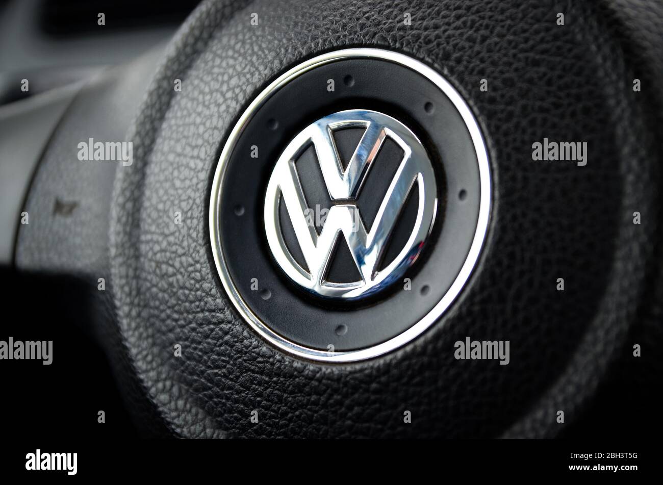 CHEREPOVETS, RUSSIE - 02 mars 2019 : volant noir avec logotype Volkswagen Banque D'Images