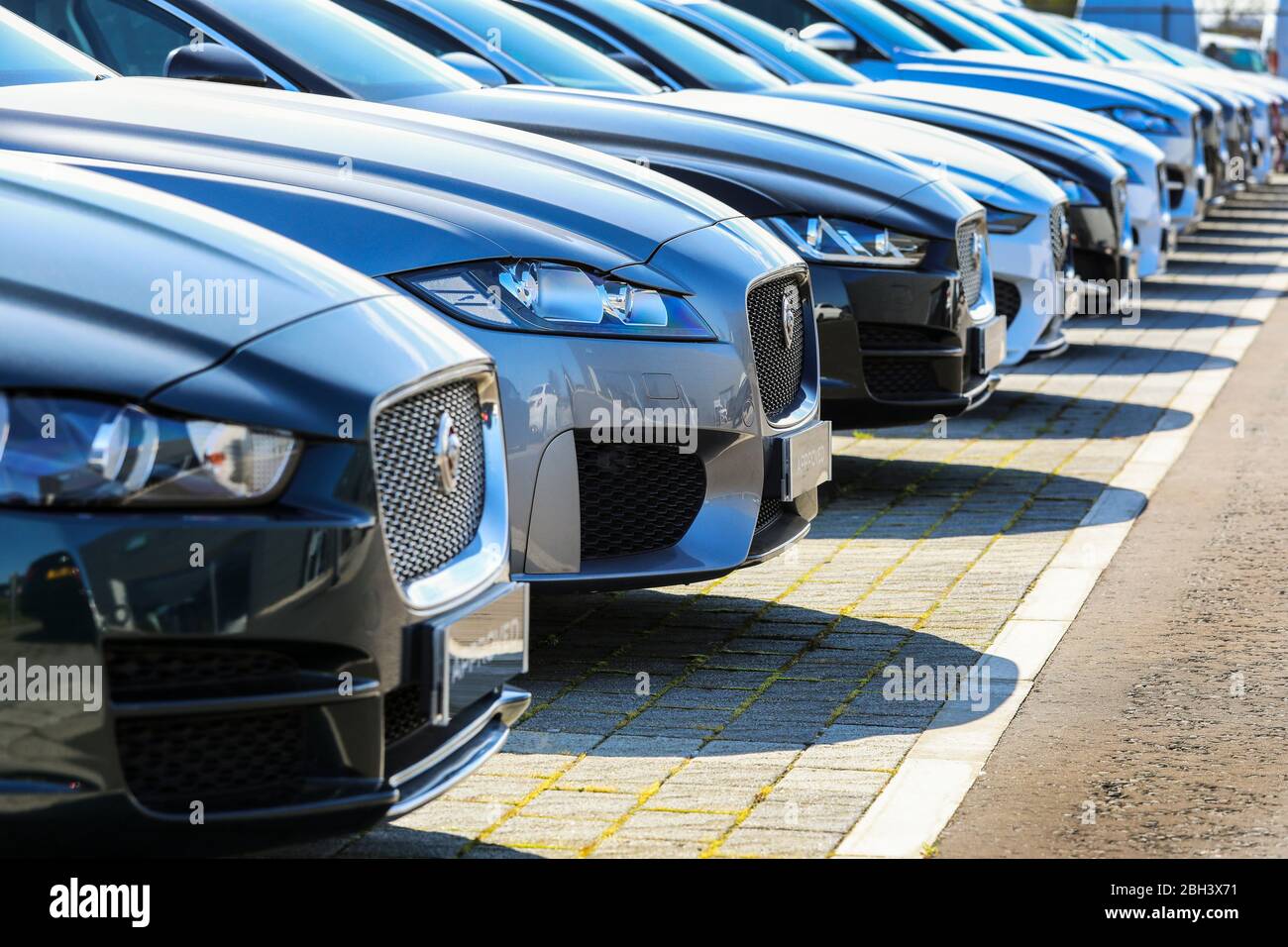Véhicules automobiles Jaguar d'occasion à vendre dans une piste de garage, Ayr, Écosse Banque D'Images