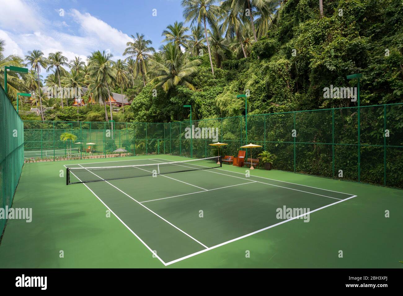 Court de tennis extérieur à l'Amanpuri situé à Phuket, Thaïlande. Banque D'Images