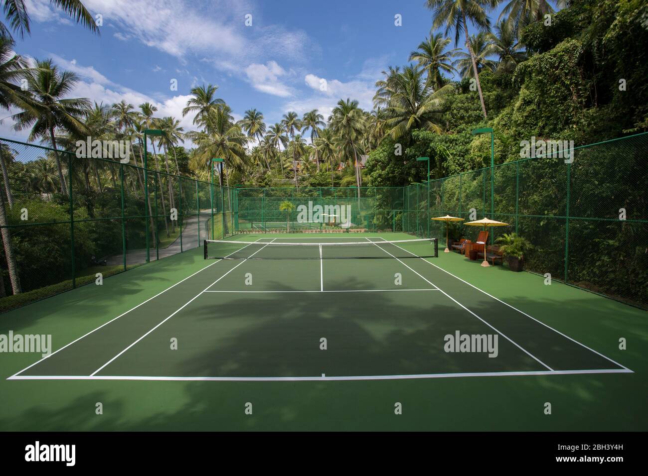 Court de tennis extérieur à l'Amanpuri situé à Phuket, Thaïlande. Banque D'Images