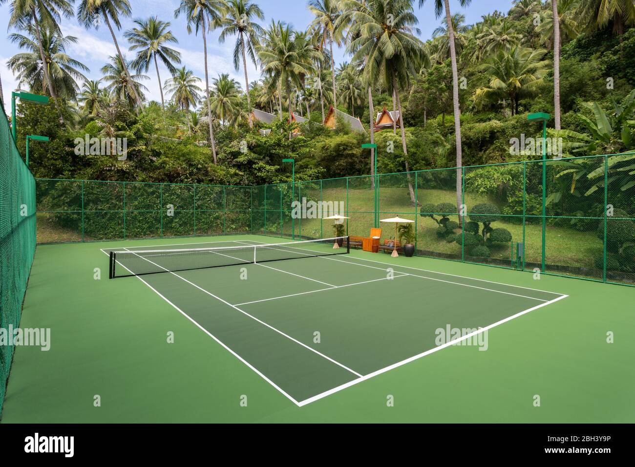 Court de tennis extérieur à l'Amanpuri situé à Phuket, Thaïlande. Banque D'Images