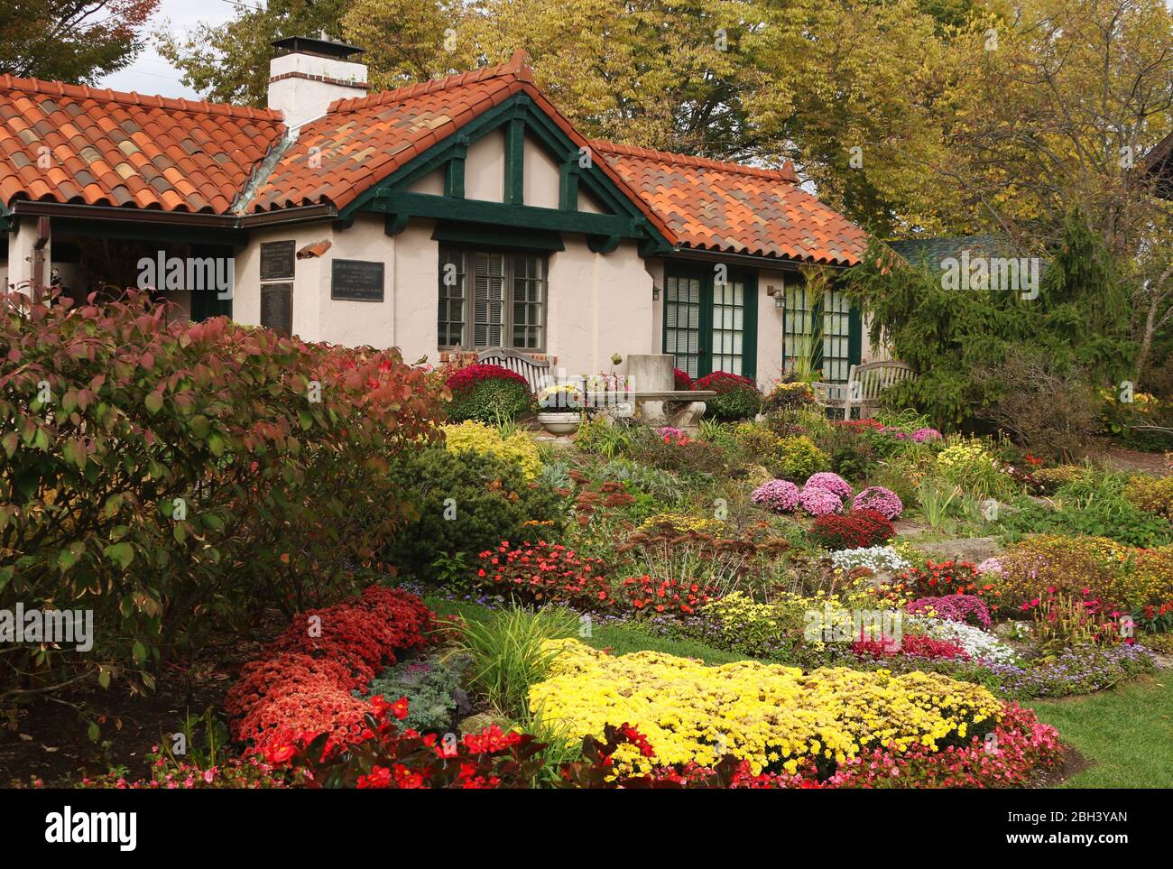 Jardin fleuri et bâtiment. Smith Gardens, Oakwood, Dayton, Ohio. ÉTATS-UNIS. Banque D'Images