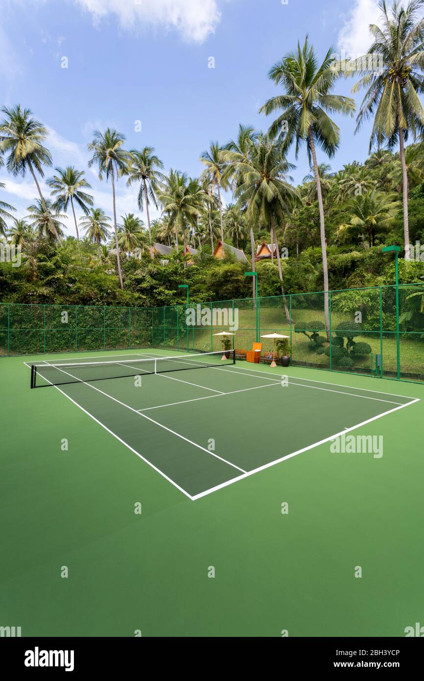 Court de tennis extérieur à l'Amanpuri situé à Phuket, Thaïlande. Banque D'Images