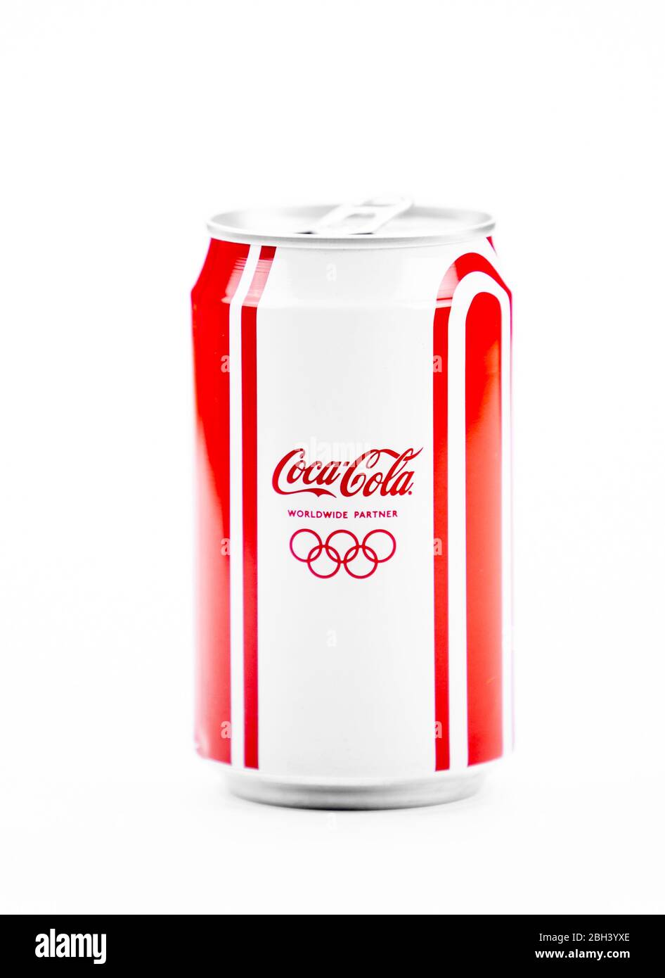 Atlanta, Géorgie, États-Unis 4 avril 2020: Aluminium Coca-Cola CAN Limited Edition Jeux olympiques série isolée sur fond blanc Banque D'Images