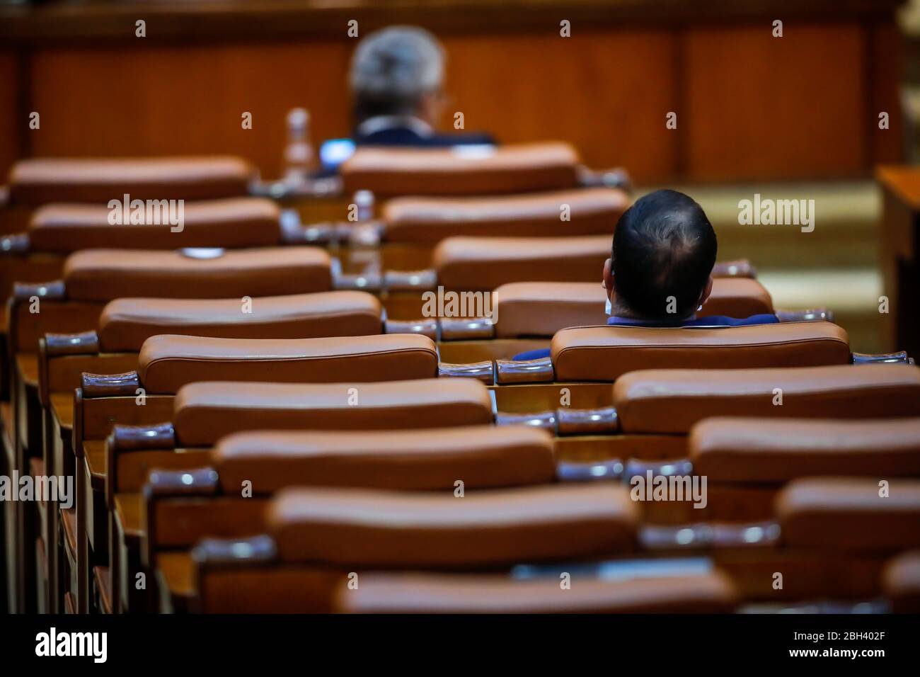 Bucarest, Roumanie - 23 avril 2020 : sièges vides et très peu de députés à la réunion de la Chambre des députés du Parlement roumain pendant le verrouillage du code 19. Banque D'Images