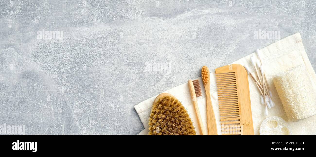 Jeu d'accessoires d'hygiène personnelle sur fond de pierre. Produits de bain SPA sans déchets, en plastique. Plat, serviette de vue supérieure avec brosse corporelle, bambou Banque D'Images