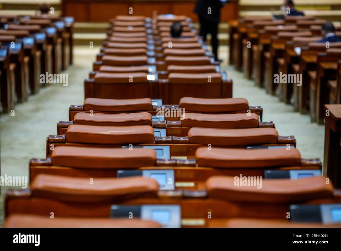 Bucarest, Roumanie - 23 avril 2020 : sièges vides et très peu de députés à la réunion de la Chambre des députés du Parlement roumain pendant le verrouillage du code 19. Banque D'Images