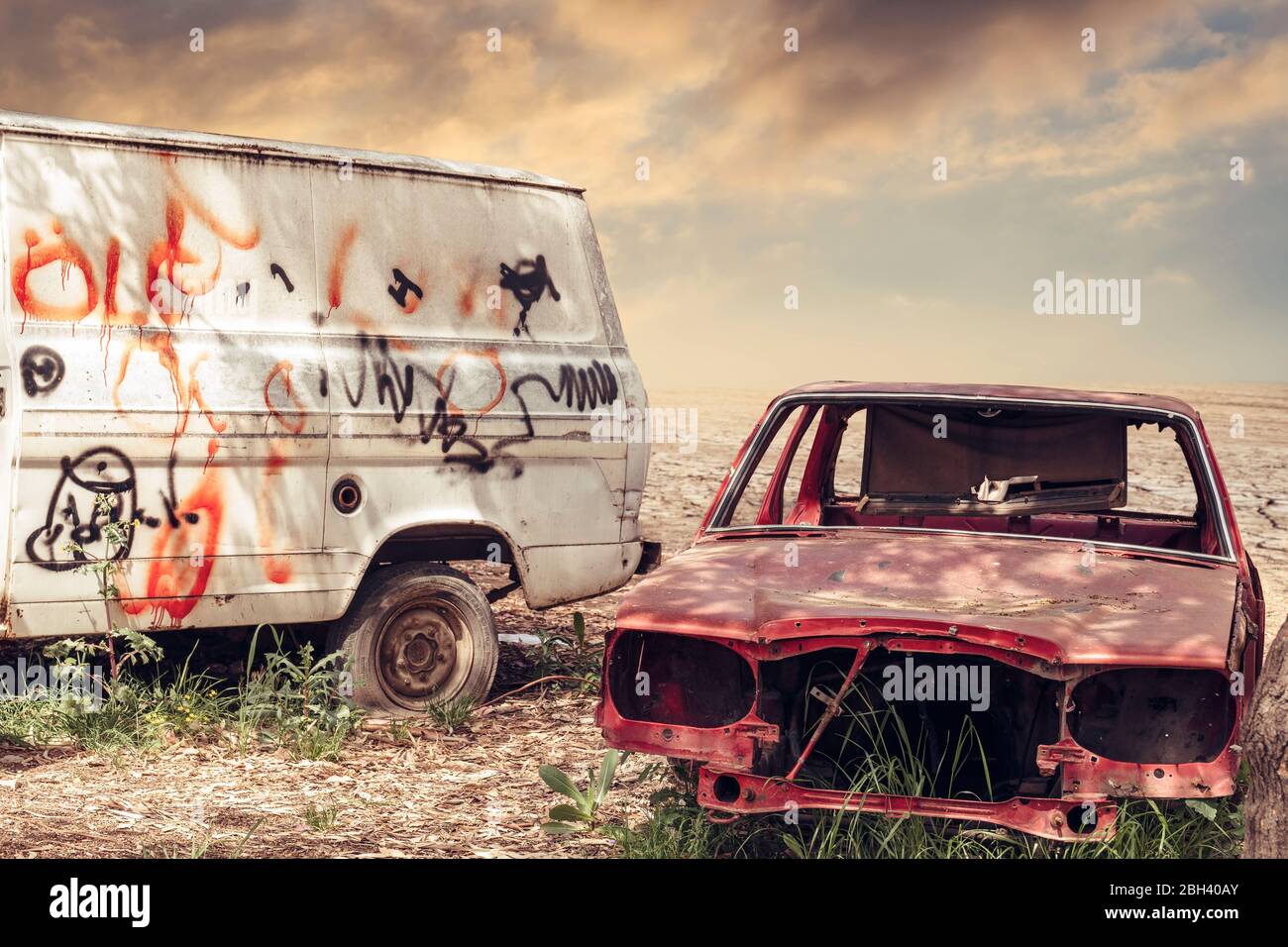 Vieux, vieux, abonded, rotten et rouillé véhicules restent dans un dépotoir d'automobile dans un désert. Concept de recyclage dans le jardin de la jonque Banque D'Images