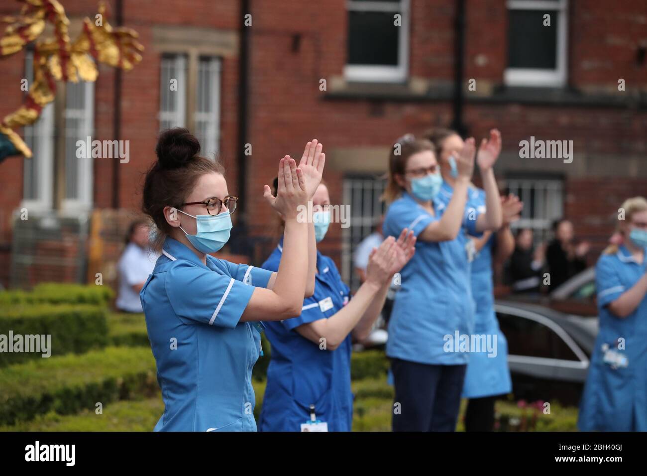 Les travailleurs hospitaliers en dehors de l'infirmerie générale de Leeds saluent les héros locaux au cours de l'initiative nationale Clap for Carers de jeudi pour reconnaître et soutenir les travailleurs et les soignants du NHS qui luttent contre la pandémie de coronavirus. Banque D'Images