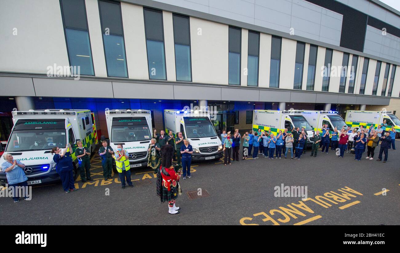 Glasgow, Royaume-Uni. 23 avril 2020. Photo: Le personnel du NHS et les travailleurs d'urgence montrent leur appréciation pendant la campagne "Clap pour nos soignants" - un hommage hebdomadaire pour remercier le NHS et les travailleurs clés pendant l'éclosion de coronavirus (COVID-19). Le public est encouragé à applaudir tous les jeudis à 20 h le personnel du SNRS et les autres travailleurs clés de leur maison. À ce jour, la pandémie de Coronavirus (COVID-19) a infecté plus de 2,6 millions de personnes dans le monde, et au Royaume-Uni, 138,078 personnes ont été infectées et ont tué 18 738 personnes. Crédit : Colin Fisher/Alay Live News Banque D'Images