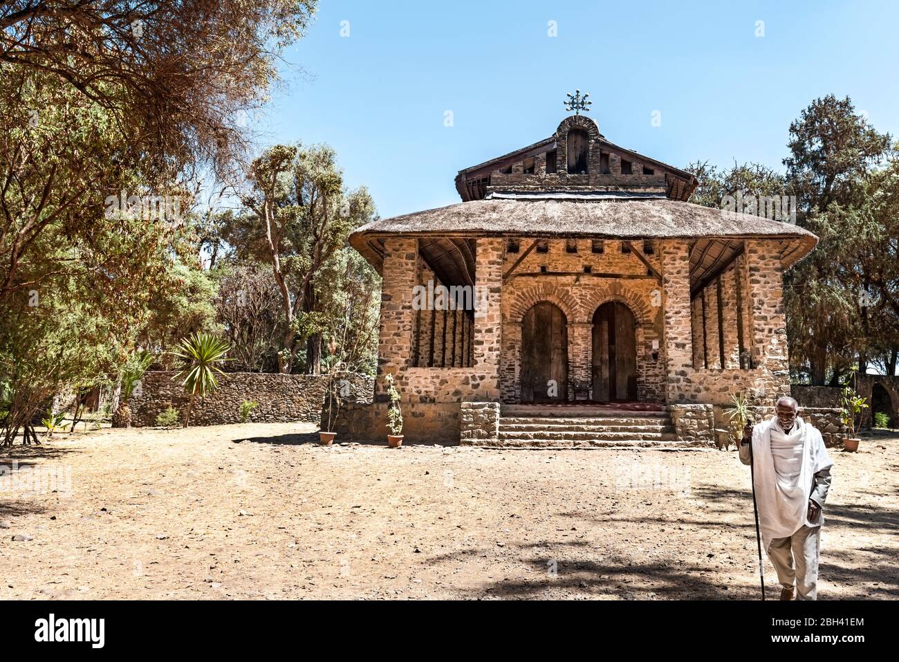 Gondar, Éthiopie - le 9 février 2015 : Prêtre en face de l'église chrétienne à Gondar, en Éthiopie. Il a été nommé Debre Birhan Sélassié, Trinity et la montagne Banque D'Images