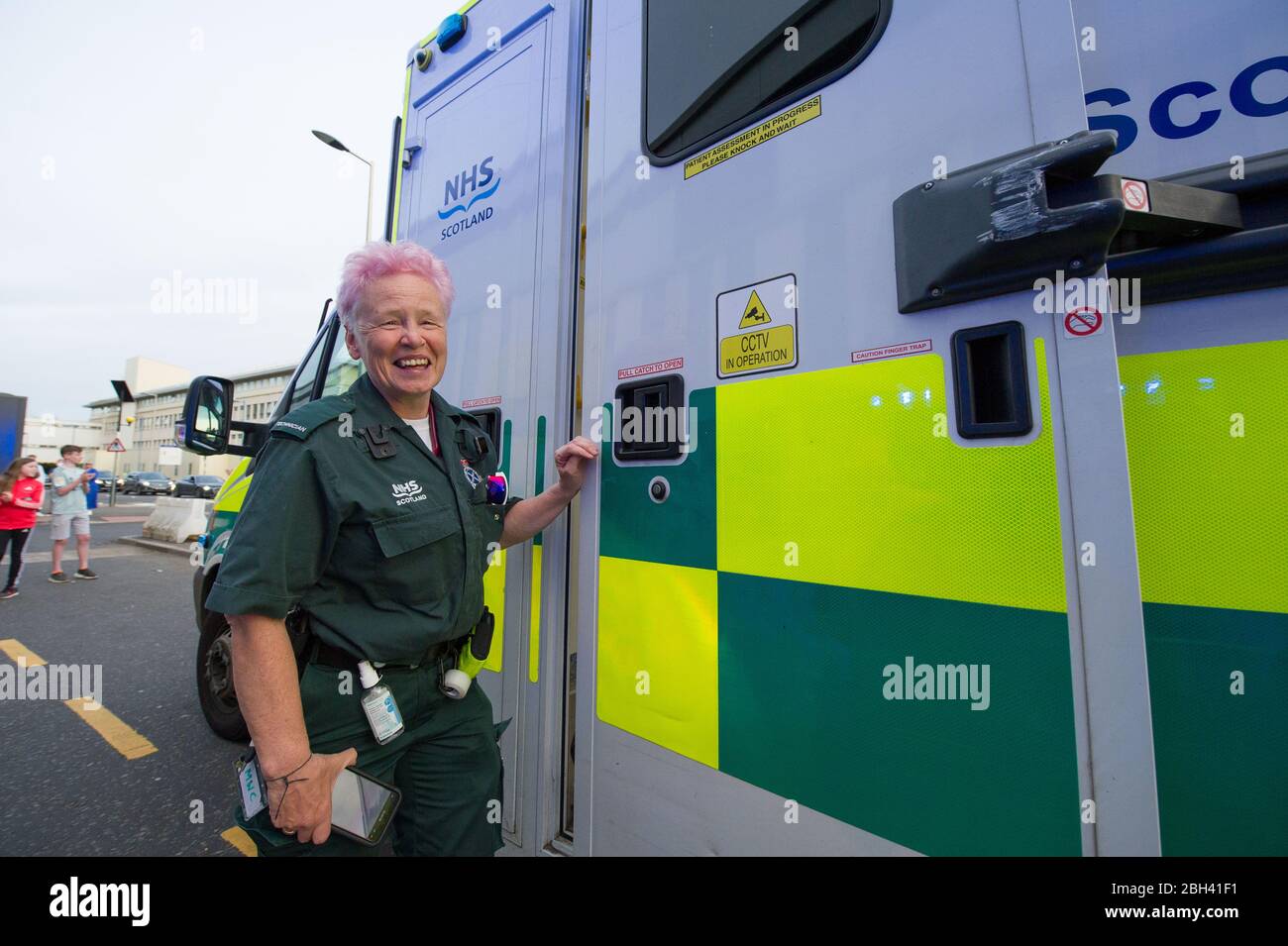 Glasgow, Royaume-Uni. 23 avril 2020. Photo: Le personnel du NHS et les travailleurs d'urgence montrent leur appréciation pendant la campagne "Clap pour nos soignants" - un hommage hebdomadaire pour remercier le NHS et les travailleurs clés pendant l'éclosion de coronavirus (COVID-19). Le public est encouragé à applaudir tous les jeudis à 20 h le personnel du SNRS et les autres travailleurs clés de leur maison. À ce jour, la pandémie de Coronavirus (COVID-19) a infecté plus de 2,6 millions de personnes dans le monde, et au Royaume-Uni, 138,078 personnes ont été infectées et ont tué 18 738 personnes. Crédit : Colin Fisher/Alay Live News Banque D'Images