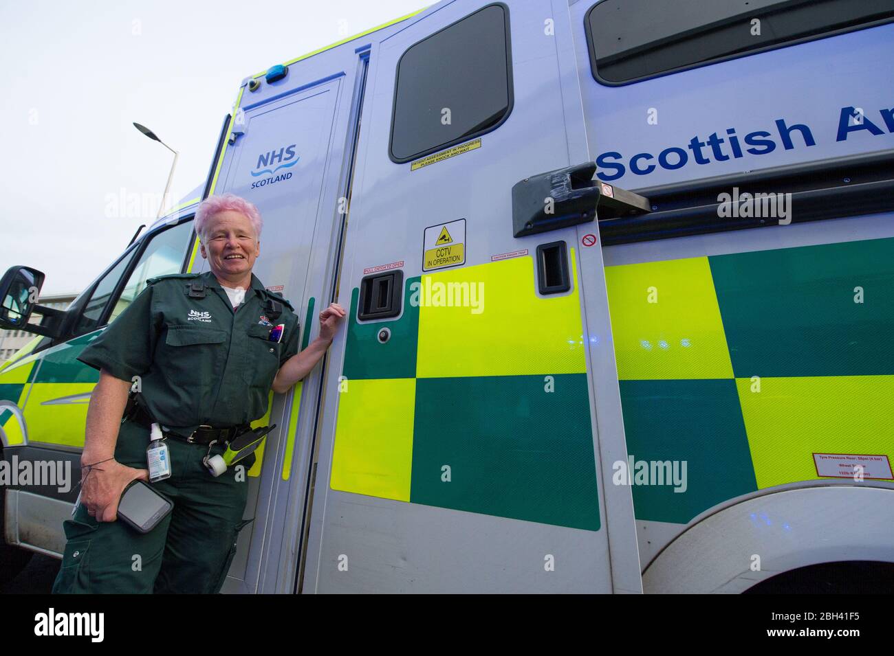 Glasgow, Royaume-Uni. 23 avril 2020. Photo: Le personnel du NHS et les travailleurs d'urgence montrent leur appréciation pendant la campagne "Clap pour nos soignants" - un hommage hebdomadaire pour remercier le NHS et les travailleurs clés pendant l'éclosion de coronavirus (COVID-19). Le public est encouragé à applaudir tous les jeudis à 20 h le personnel du SNRS et les autres travailleurs clés de leur maison. À ce jour, la pandémie de Coronavirus (COVID-19) a infecté plus de 2,6 millions de personnes dans le monde, et au Royaume-Uni, 138,078 personnes ont été infectées et ont tué 18 738 personnes. Crédit : Colin Fisher/Alay Live News Banque D'Images