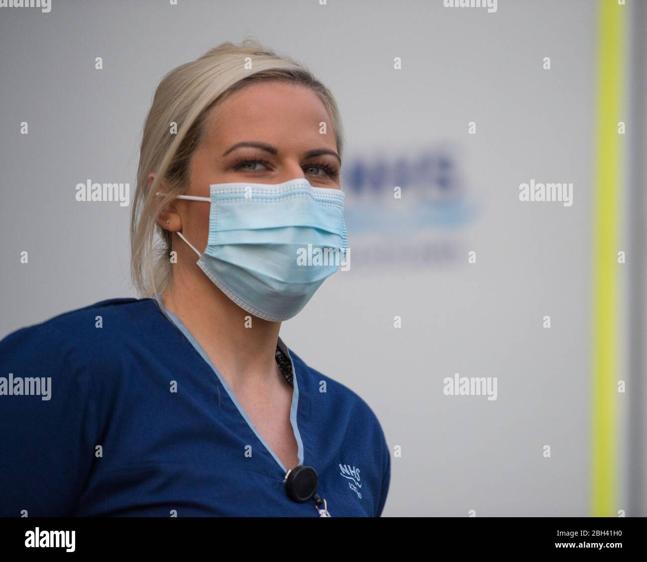 Glasgow, Royaume-Uni. 23 avril 2020. Photo: Le personnel du NHS et les travailleurs d'urgence montrent leur appréciation pendant la campagne "Clap pour nos soignants" - un hommage hebdomadaire pour remercier le NHS et les travailleurs clés pendant l'éclosion de coronavirus (COVID-19). Le public est encouragé à applaudir tous les jeudis à 20 h le personnel du SNRS et les autres travailleurs clés de leur maison. À ce jour, la pandémie de Coronavirus (COVID-19) a infecté plus de 2,6 millions de personnes dans le monde, et au Royaume-Uni, 138,078 personnes ont été infectées et ont tué 18 738 personnes. Crédit : Colin Fisher/Alay Live News Banque D'Images
