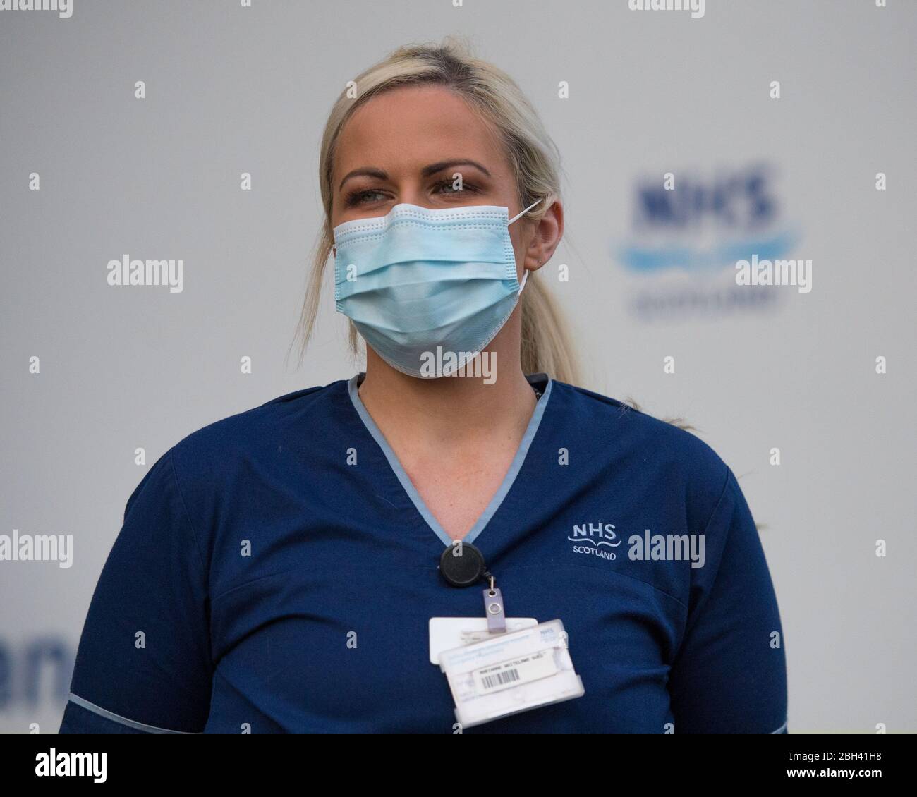 Glasgow, Royaume-Uni. 23 avril 2020. Photo: Le personnel du NHS et les travailleurs d'urgence montrent leur appréciation pendant la campagne "Clap pour nos soignants" - un hommage hebdomadaire pour remercier le NHS et les travailleurs clés pendant l'éclosion de coronavirus (COVID-19). Le public est encouragé à applaudir tous les jeudis à 20 h le personnel du SNRS et les autres travailleurs clés de leur maison. À ce jour, la pandémie de Coronavirus (COVID-19) a infecté plus de 2,6 millions de personnes dans le monde, et au Royaume-Uni, 138,078 personnes ont été infectées et ont tué 18 738 personnes. Crédit : Colin Fisher/Alay Live News Banque D'Images